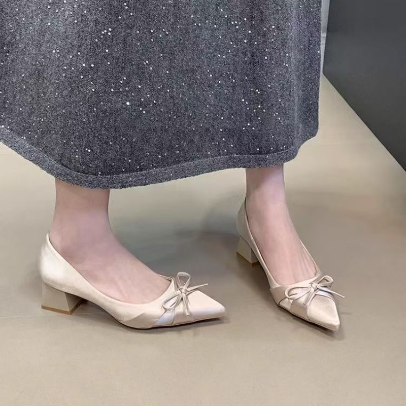 Women Fashion Heels - รองเท้าสไตล์เรโทรแบบสวม ความยาวปานกลาง สำหรับฤดูใบไม้ผลิและฤดูร้อน ดีไซน์ใหม่ทันสมัย ประดับหัวเข็มขัด ปลายแหลม